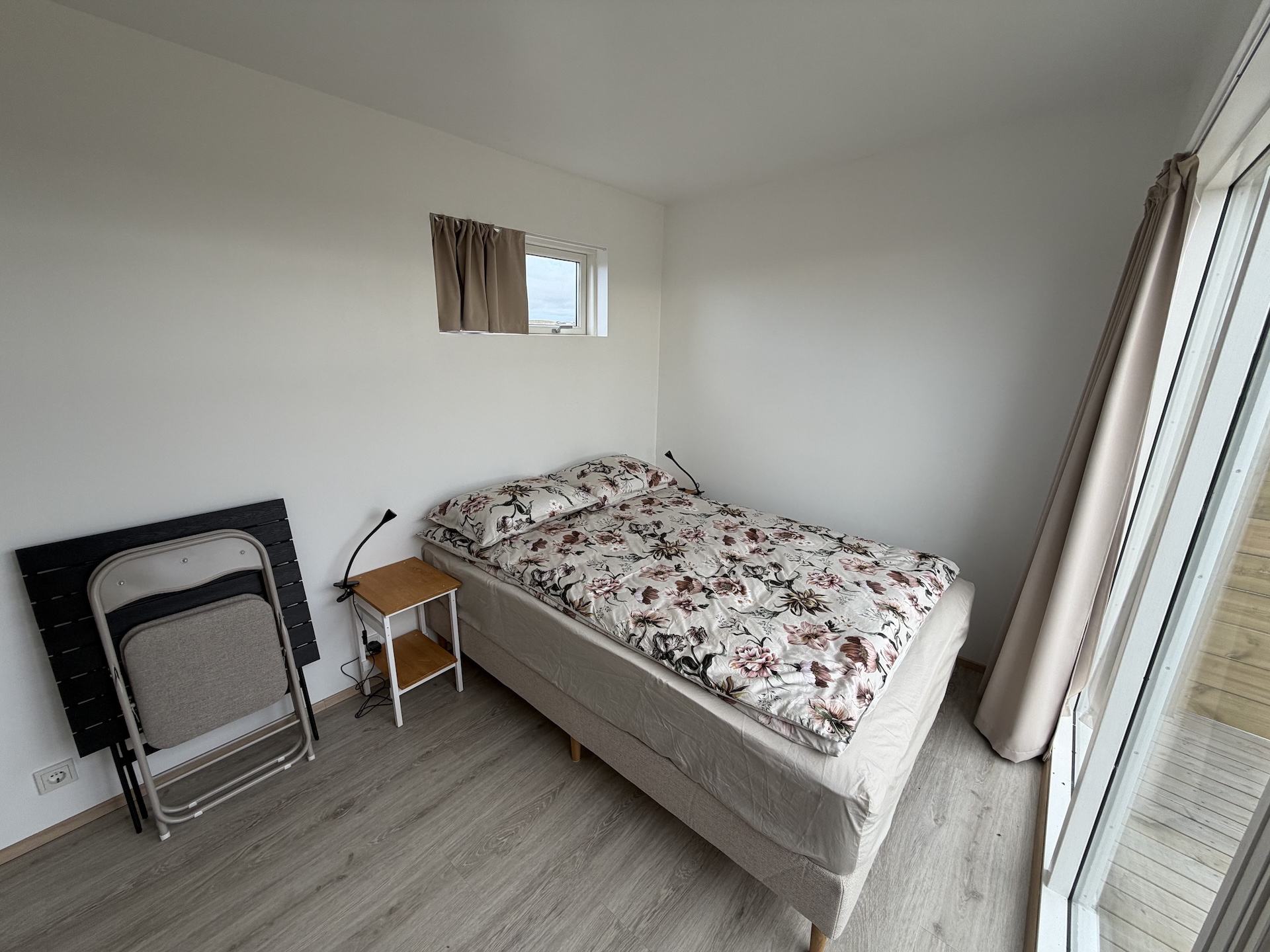 Uppábúið 140 cm rúm við gluggann