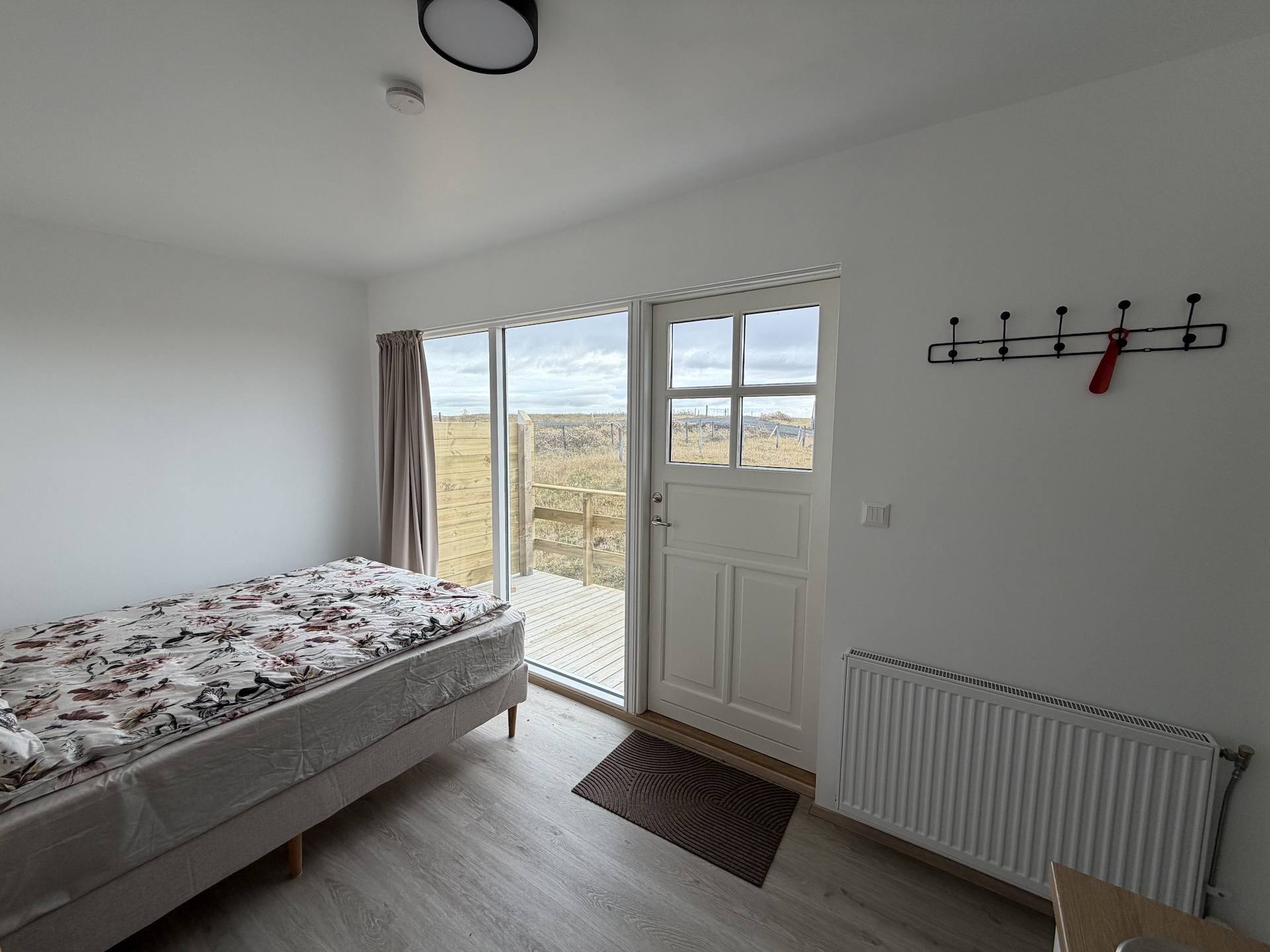 Rúm og glerhurð út á pallinn